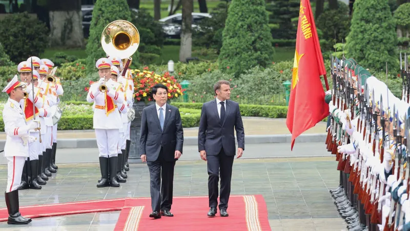 Chủ tịch nước Lương Cường chủ trì lễ đón Tổng thống Pháp Emmanuel Macron
