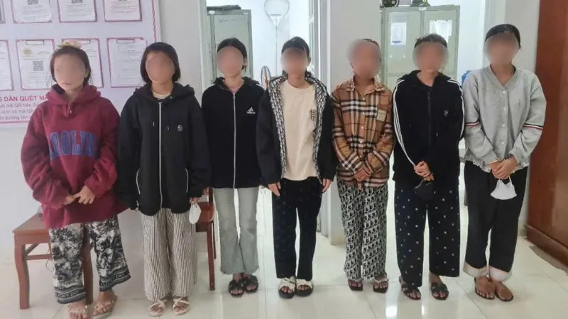 Nhóm 7 thiếu nữ tham gia đánh, chích điện một thiếu nữ khác tại cơ quan công an