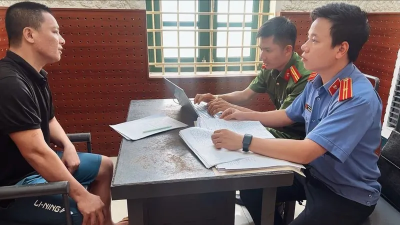 Cơ quan chức năng làm việc với Nguyễn Trường Giang. Ảnh: VKSND tỉnh Hà Tĩnh 
