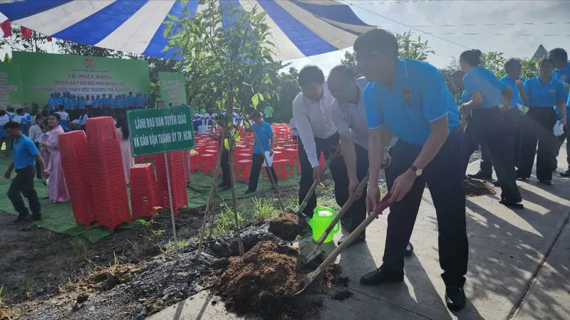 TPHCM: Phát động “Trồng cây đời đời nhớ ơn Bác Hồ” và hưởng ứng ngày Môi trường thế giới 5-6
