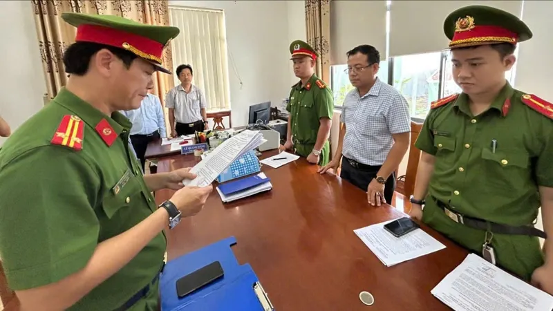 Bắt 2 cán bộ lập khống hồ sơ bồi thường gây thất thoát ngân sách nhà nước