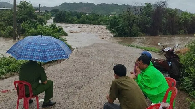 Ngầm tràn thôn Mơ Nang 2 rút nước, 319 hộ dân thoát cảnh bị cô lập 