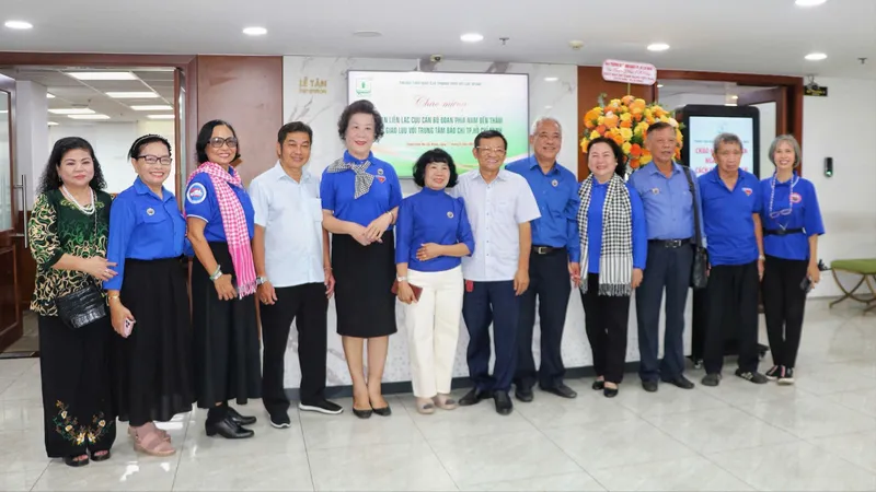 Ban liên lạc cựu cán bộ Đoàn phía Nam thăm Trung tâm Báo chí TPHCM 
