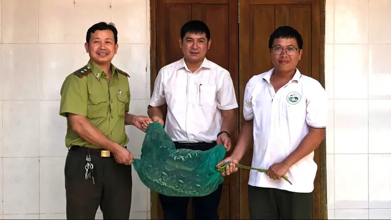 Phát hiện trăn quý hiếm nặng 21kg bò vào nhà dân