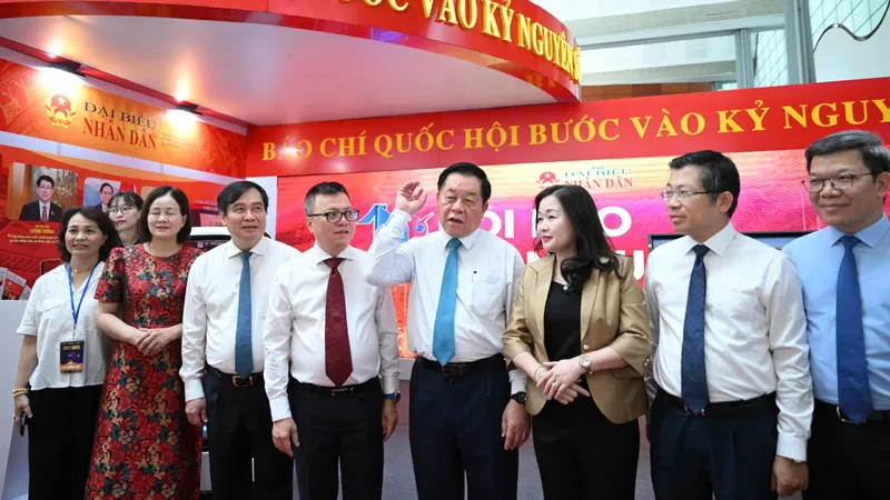 Đông đảo công chúng và thế hệ làm báo về dự khai mạc Hội báo toàn quốc 2025