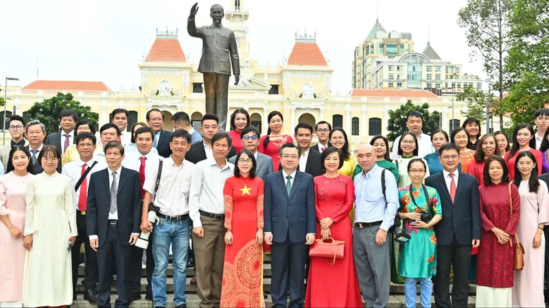 Lãnh đạo TPHCM dâng hoa tưởng nhớ Chủ tịch Hồ Chí Minh nhân kỷ niệm 100 năm Ngày Báo chí Cách mạng Việt Nam