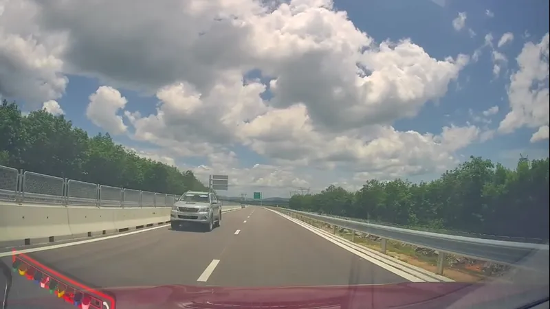 “Quái xế” chạy ngược chiều trên cao tốc Bùng - Vạn Ninh