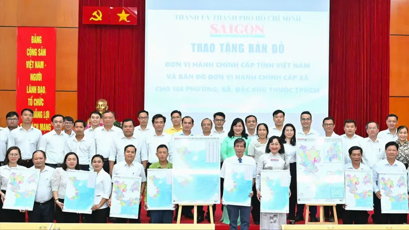 Báo Sài Gòn Giải Phóng trao tặng bản đồ đến các phường, xã tại TPHCM