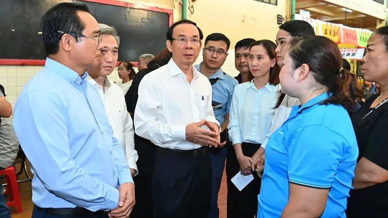 Đoàn lãnh đạo TPHCM đến viếng tang, thăm hỏi và động viên gia đình nạn nhân vụ cháy cư xá Độc Lập