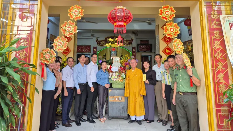 Lãnh đạo phường Tân Hòa thăm hỏi các cơ sở tôn giáo tại địa phương