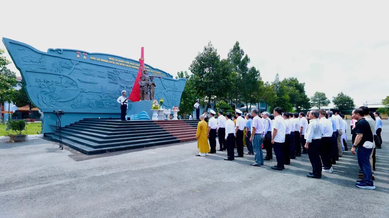 Dâng hương tưởng nhớ anh hùng, liệt sĩ làm nhiệm vụ trên Đoàn tàu không số