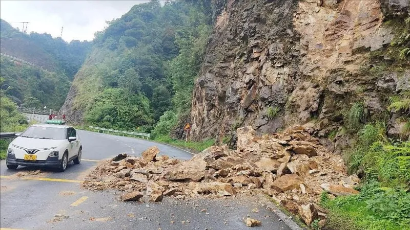 Miền núi phía Bắc mưa gió, sạt lở như cơm bữa