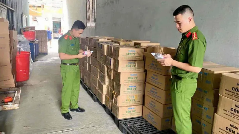 Phòng Cảnh sát Điều tra tội phạm về tham nhũng, kinh tế, buôn lậu và môi trường Công an tỉnh Hà Tĩnh kiểm tra các sản phẩm cồn y tế Ethanol tại Công ty TNHH Đầu tư Dược phẩm Ngân Hà