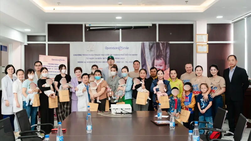 Các em nhỏ tham gia chương trình chụp hình cùng các bác sĩ, tình nguyện viên