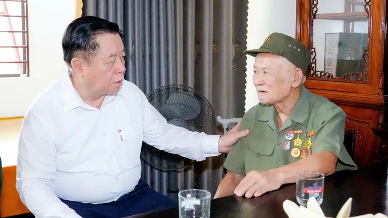 Trưởng Ban Tuyên giáo và Dân vận Trung ương thăm, tặng quà thương binh, gia đình chính sách tại Nghệ An