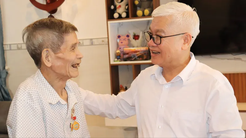 Trưởng Đoàn ĐBQH TPHCM thăm hỏi cựu tù chính trị, thương binh tại đặc khu Côn Đảo