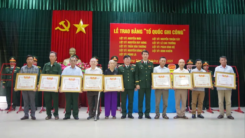 Trao Bằng Tổ quốc ghi công cho 9 liệt sĩ ở Quảng Trị 