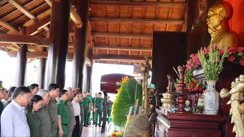 Dâng hương tưởng niệm các anh hùng liệt sĩ Lực lượng TNXP TPHCM tại tỉnh Tây Ninh