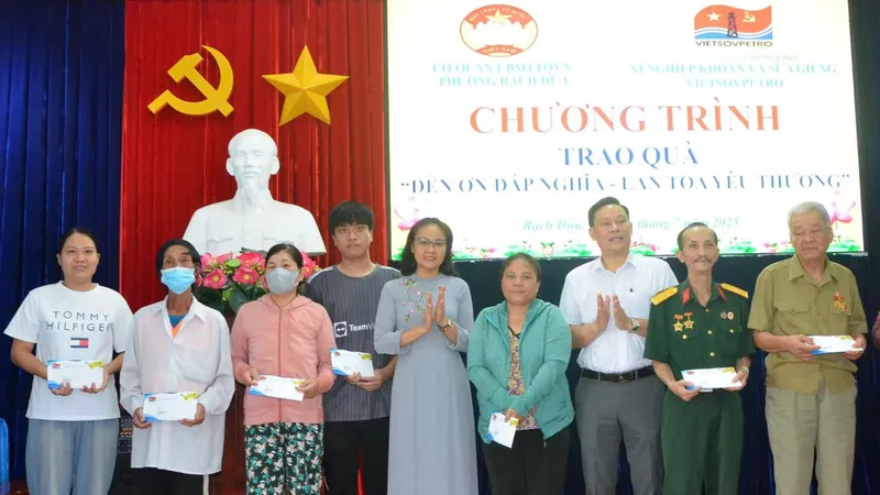 Tặng quà tri ân thương binh, người có công