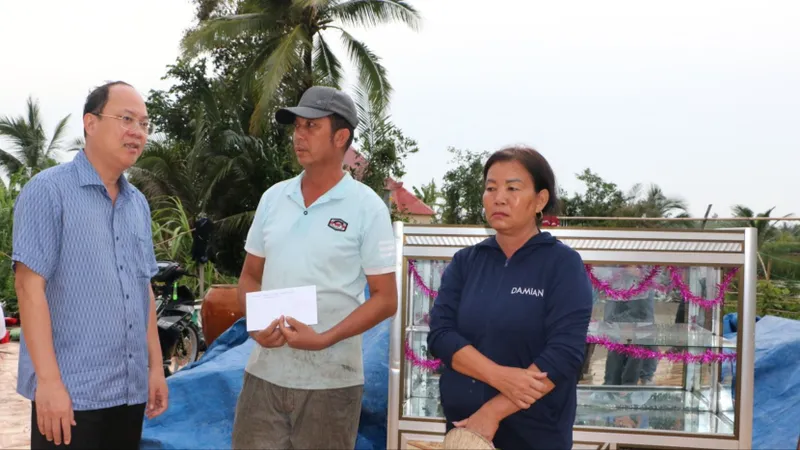 Bí thư Tỉnh ủy Cà Mau thăm, động viên gia đình bị thiệt hại do lốc xoáy