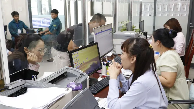 Công chức Trung tâm Phục vụ hành chính công xã Bà Điểm, TPHCM hướng dẫn người dân giải quyết hồ sơ thủ tục hành chính