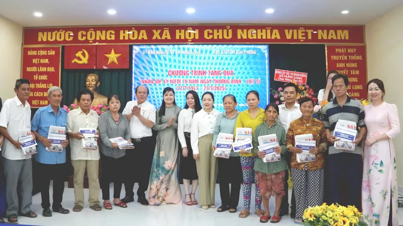 Báo Sài Gòn Giải Phóng tặng quà tri ân gia đình có công với cách mạng tại xã Hưng Long ngày 28-7-2025. Ảnh: VIỆT NGA