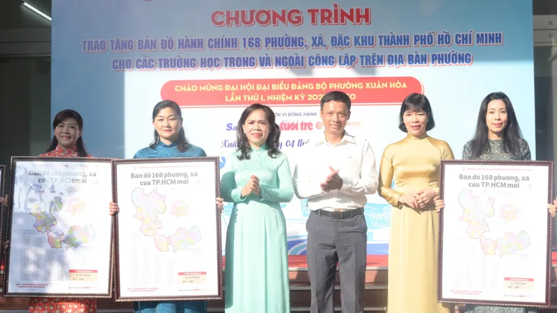 Tặng bản đồ hành chính 168 phường, xã, đặc khu của TPHCM cho các trường học