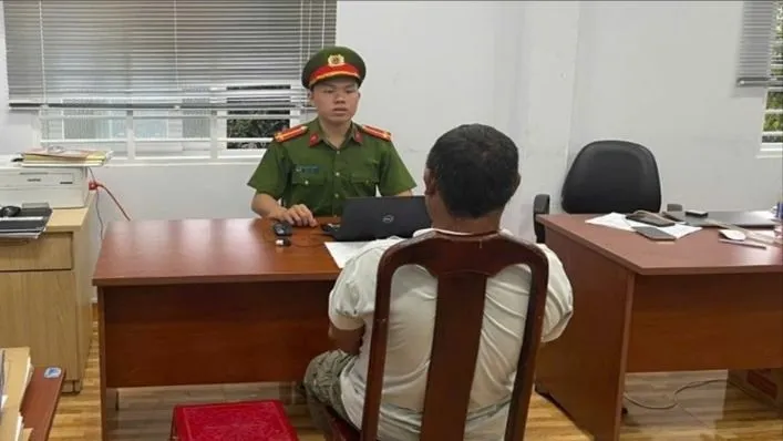 Con rể vi phạm luật giao thông, cha vợ vác dao dọa chém lực lượng công an