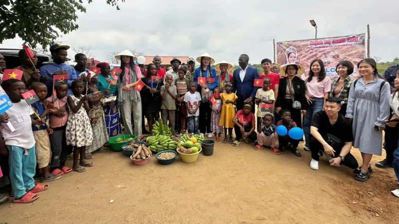 Hoa hậu Thanh Thủy hỗ trợ xây giếng nước cho “Làng Việt Nam” tại Angola