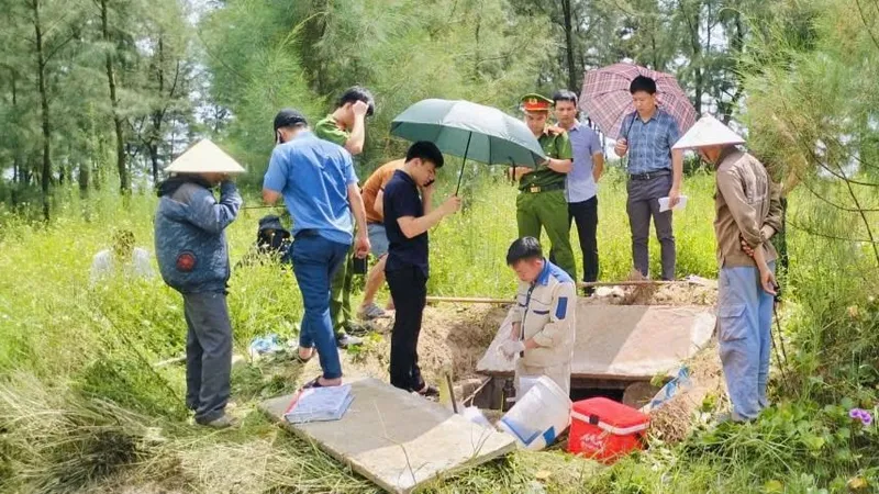Lực lượng chức năng phát hiện đường ống xả thải của Công ty CP Thủy sản T.T. và HTX T.M.T. Ảnh: CA HÀ TĨNH