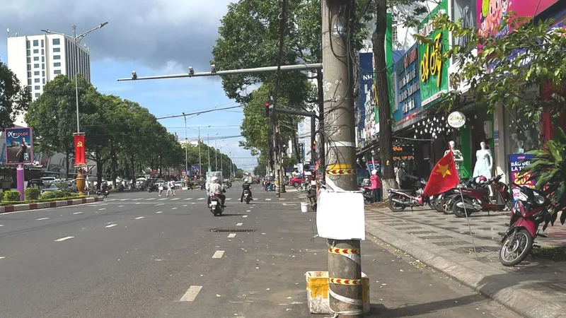 Trụ điện dưới lòng đường