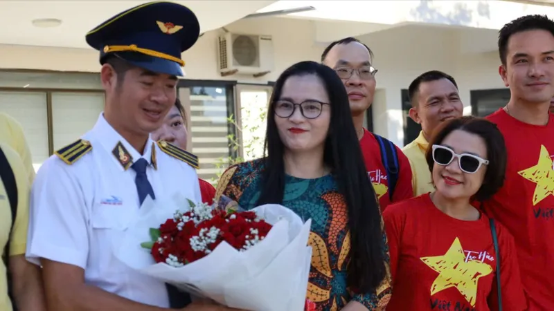Du khách thích thú với đoàn tàu chất lượng cao Hà Nội - Đồng Hới