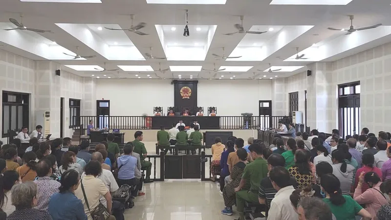 Toàn cảnh phiên tòa sáng 11-8