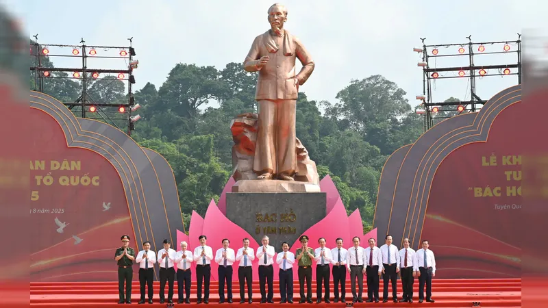 Tổng Bí thư Tô Lâm dự Lễ khánh thành tượng đài “Bác Hồ ở Tân Trào”