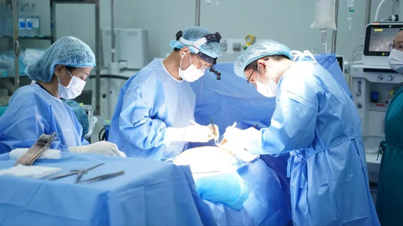 Cắt bỏ khối u khổng lồ “ôm trọn” khí quản, giải phóng đường thở cho cụ ông 75 tuổi