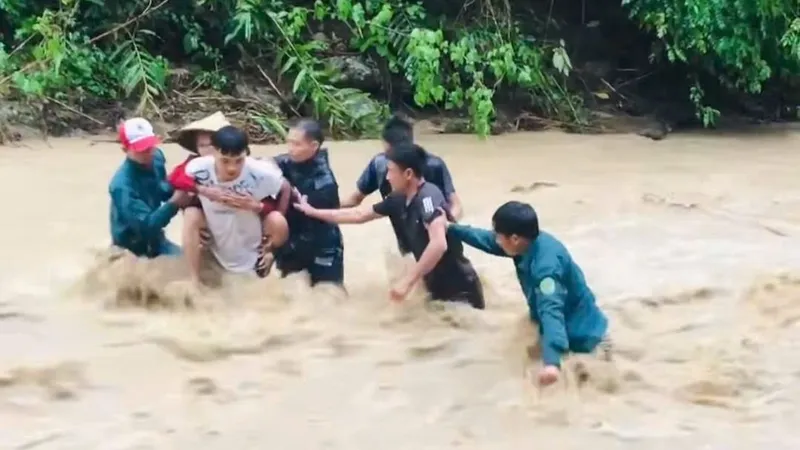 Vượt dòng nước xiết đưa người dân vùng nguy cơ sạt lở, lũ quét đến nơi an toàn