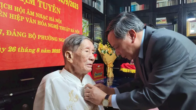 Trao Huy hiệu 75 năm tuổi Đảng tặng nhạc sĩ Phạm Tuyên