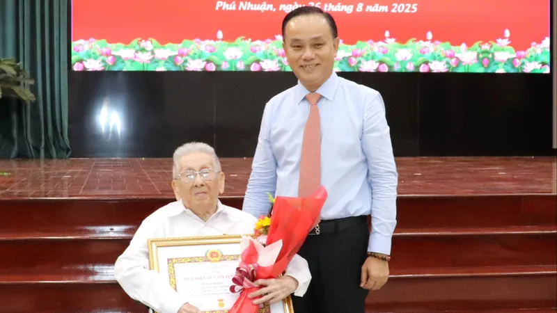 40 đảng viên phường Phú Nhuận nhận Huy hiệu Đảng