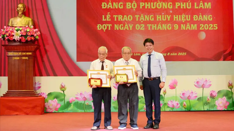 40 đảng viên phường Phú Lâm nhận Huy hiệu Đảng đợt 2-9