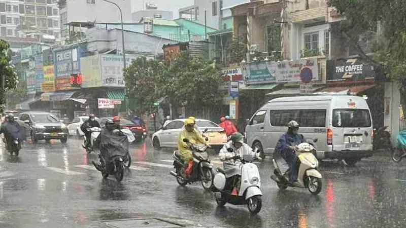 Người dân đang lưu thông trên đường ở phường Phú Thọ Hòa, TPHCM. Ảnh: TH