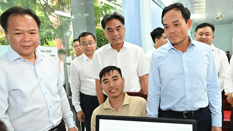Bí thư Thành ủy TPHCM Trần Lưu Quang khảo sát Trung tâm Phục vụ hành chính công phường Bình Dương