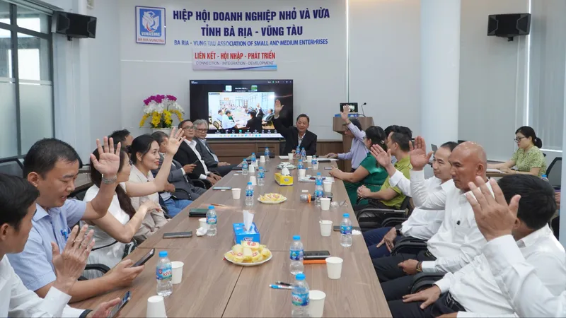 Các Ủy viên Ban Chấp hành Hiệp hội Doanh nghiệp nhỏ và vừa TPHCM biểu quyết thông qua công tác nhân sự