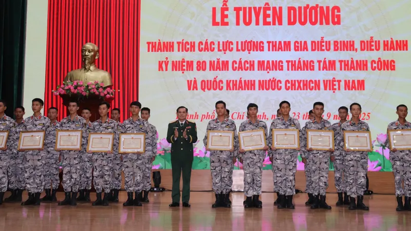 Quân khu 7 tuyên dương các lực lượng tham gia diễu binh, diễu hành A80