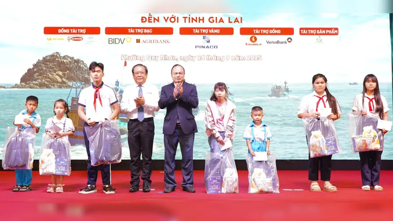 Trao 130 suất quà cho ngư dân, học sinh miền biển vượt khó ở Gia Lai