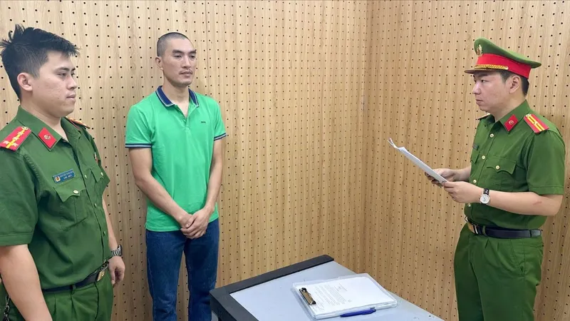 Bắt cựu cán bộ ngân hàng lừa 23 người dân để có tiền đánh bạc