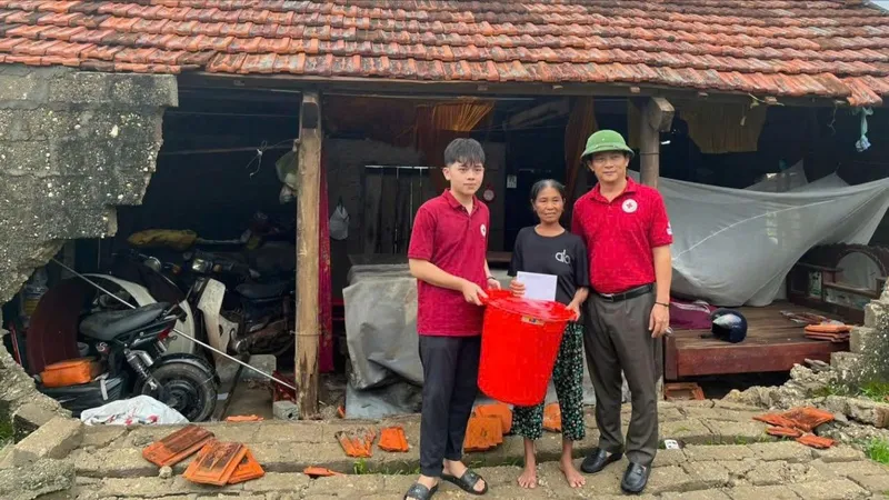 Hội Chữ thập đỏ Việt Nam cứu trợ khẩn cấp người dân bị thiệt hại do bão số 10