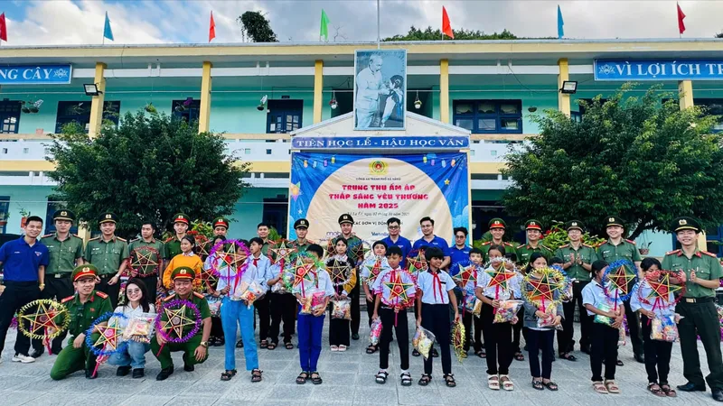 Thanh niên Công an Đà Nẵng tặng 600 suất quà Trung thu cho thiếu nhi xã biên giới