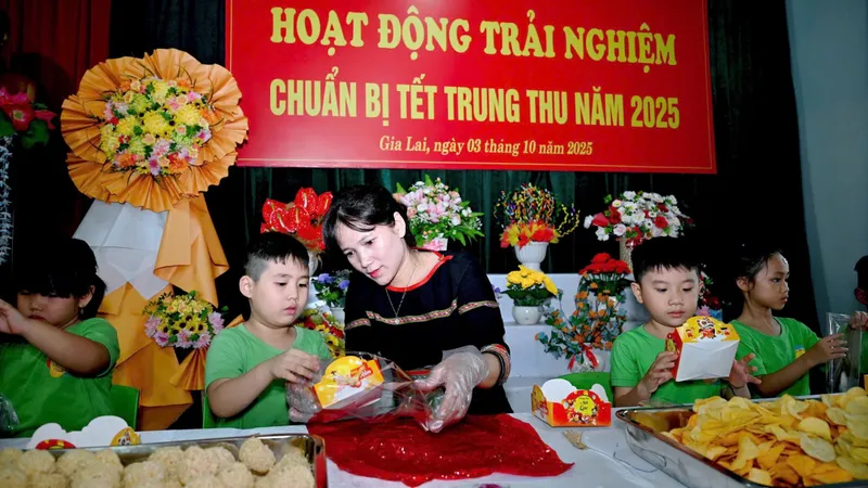 Binh đoàn 15 trao hơn 20.000 phần quà trung thu cho trẻ em vùng biên giới 