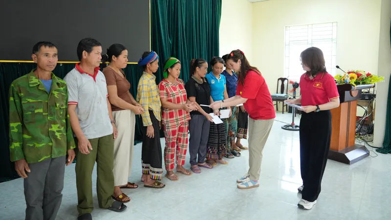 Một doanh nghiệp ở phường Tân Hiệp (TPHCM) hỗ trợ đồng bào bị ảnh hưởng bão lũ 1 tỷ đồng