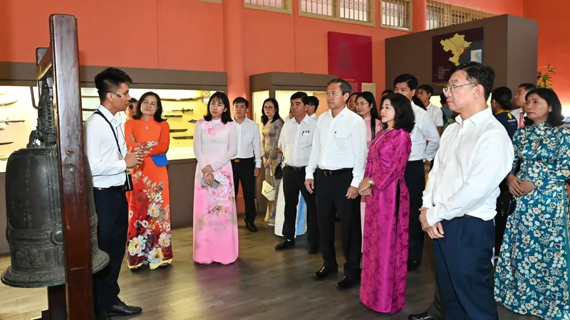 Đoàn đại biểu dự Đại hội Đảng bộ TPHCM tham quan Bảo tàng Lịch sử TPHCM